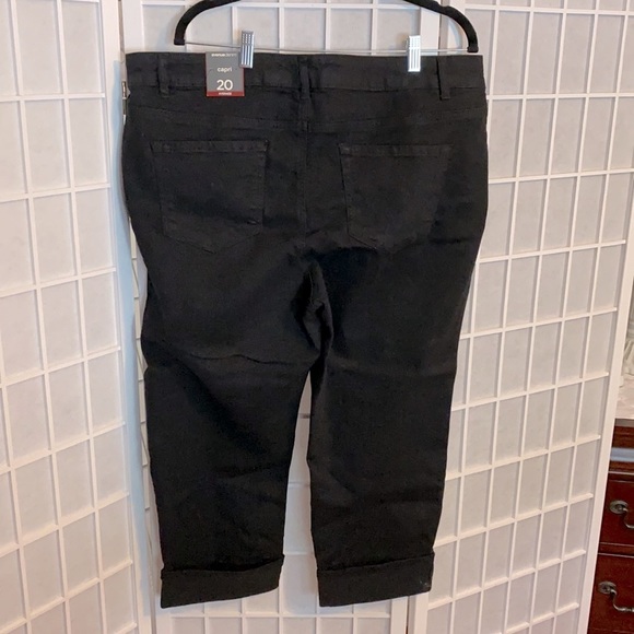 Avenue Capri Stretch Denim with cuff hem New - Picture 2 of 7